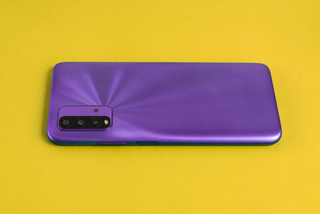 Nouveau téléphone portable sur fond coloré