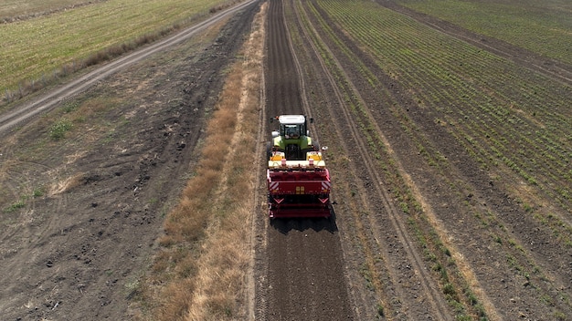 Photo gratuite nouveau tracteur sur le terrain