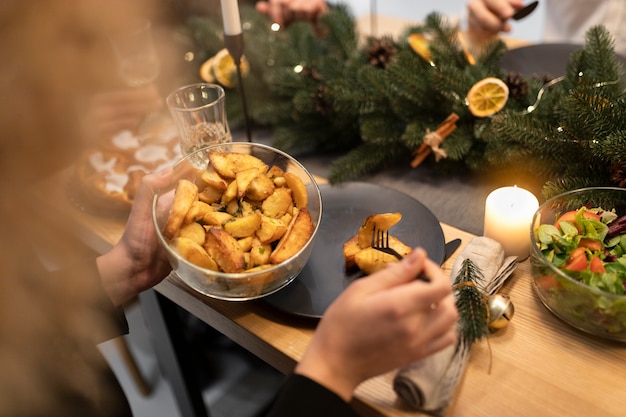 Photo gratuite nouvel an passer avec des amis et célébrer