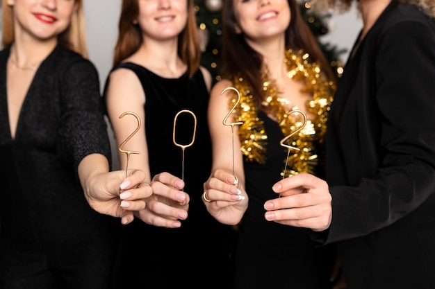 Nouvel an passer avec des amis et célébrer