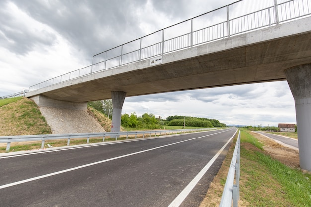 Photo gratuite nouvelle autoroute récemment construite dans le district de brcko, bosnie-herzégovine