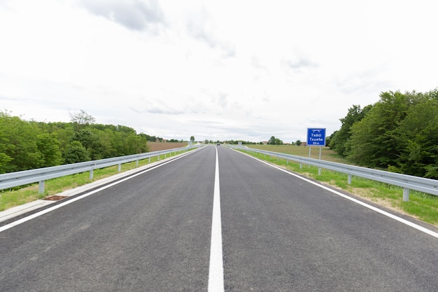 Nouvelle autoroute récemment construite dans le district de Brcko, Bosnie-Herzégovine