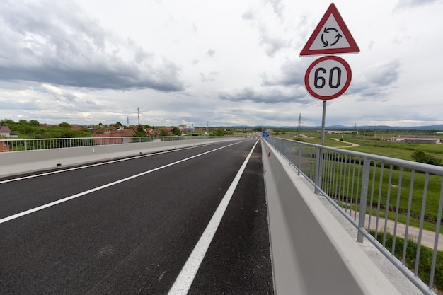 Nouvelle autoroute récemment construite dans le district de Brcko, Bosnie-Herzégovine