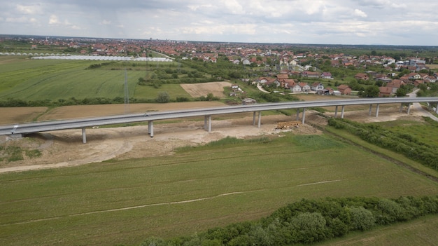 Photo gratuite nouvelle autoroute récemment construite dans le district de brcko, bosnie-herzégovine