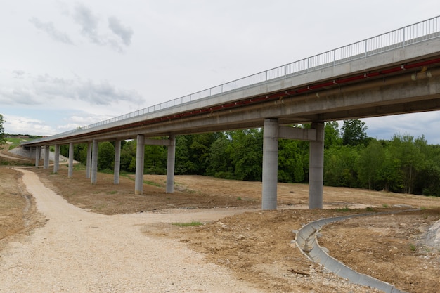 Photo gratuite nouvelle autoroute récemment construite dans le district de brcko, bosnie-herzégovine