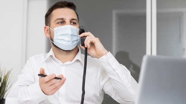 Nouvelle normale au bureau avec masque facial