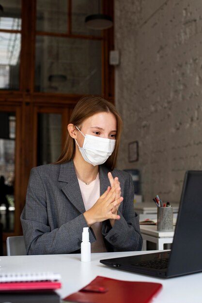 Nouvelle normalité au bureau pour les employés d'entreprise