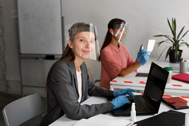 Nouvelle normalité au bureau pour les employés d'entreprise