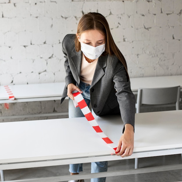 Photo gratuite nouvelle norme au bureau avec des mesures de sécurité