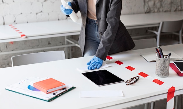 Photo gratuite nouvelle norme au bureau avec des mesures de sécurité