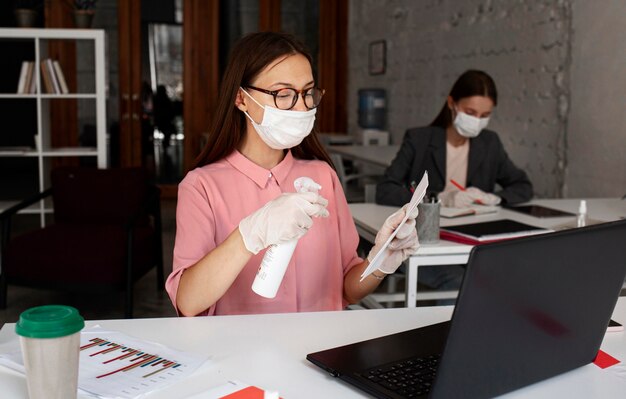 Nouvelle norme au bureau avec des mesures de sécurité