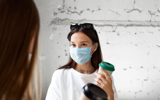 Photo gratuite nouvelle norme avec masque facial et mesures de sécurité