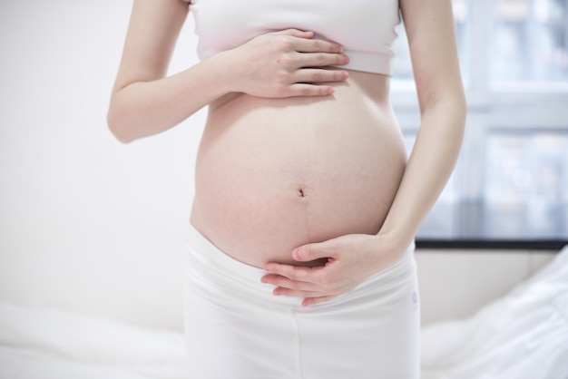 nouvelle vie brun bébé femme joyeuse