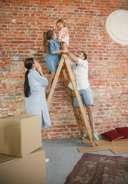 Nouvelle vie. La famille adulte a déménagé dans une nouvelle maison ou un nouvel appartement. Les conjoints et les enfants ont l'air heureux et confiants