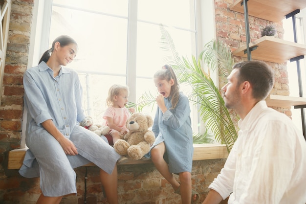 Nouvelle vie. La famille adulte a déménagé dans une nouvelle maison ou un nouvel appartement. Les conjoints et les enfants ont l'air heureux et confiants