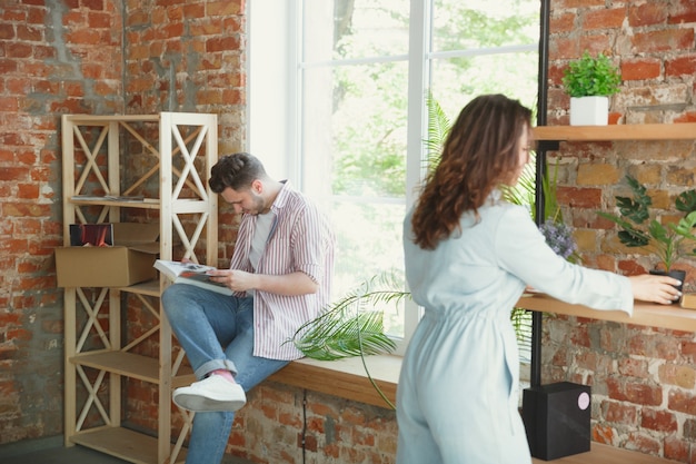 Nouvelle vie. Jeune couple a déménagé dans une nouvelle maison ou un nouvel appartement.