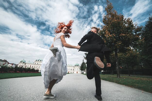 Nouvellement Couple Marié En Cours D'exécution