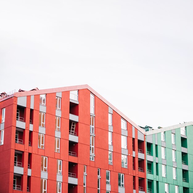 Nouvelles maisons lumineuses avec appartements