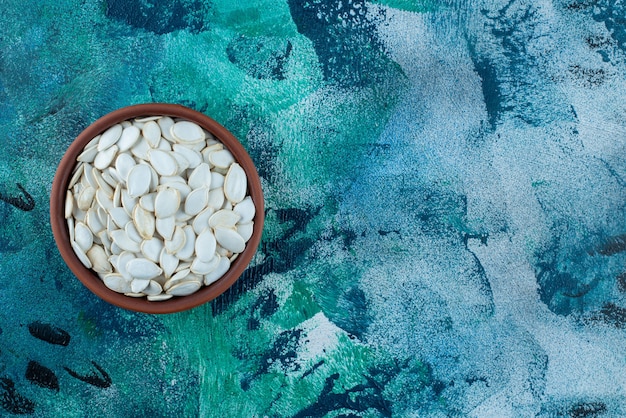 Photo gratuite noyaux blancs dans un bol , sur la table en marbre.