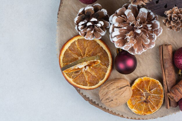 Noyer avec pommes de pin et boules de Noël sur plaque en bois. Photo de haute qualité