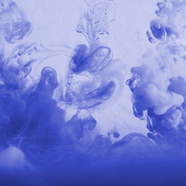 Nuage abstrait de brume dans le bleu
