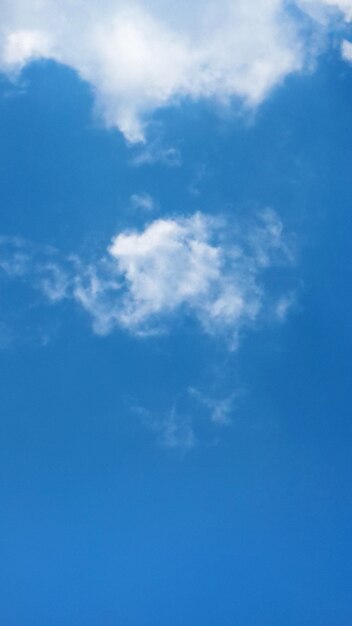 Nuage blanc sur fond de ciel bleu