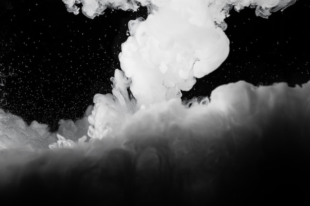 Photo gratuite nuage blanc avec un fond noir