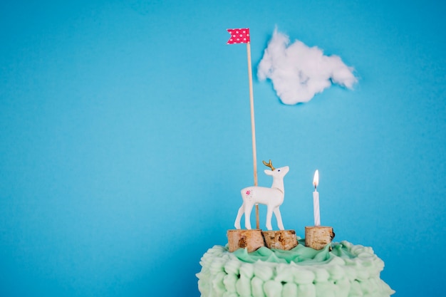 Nuage de coton sur gâteau décoré