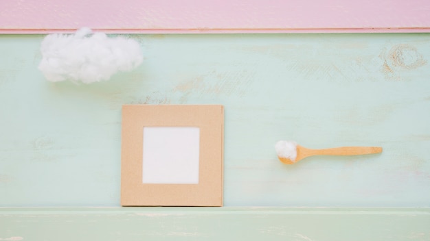 Nuage Sur La Cuillère En Bois Et Le Cadre Sur La Couleur Texturée