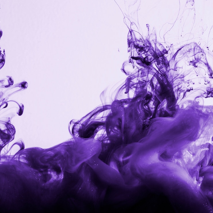 Photo gratuit nuage d'encre violet dense et brillant