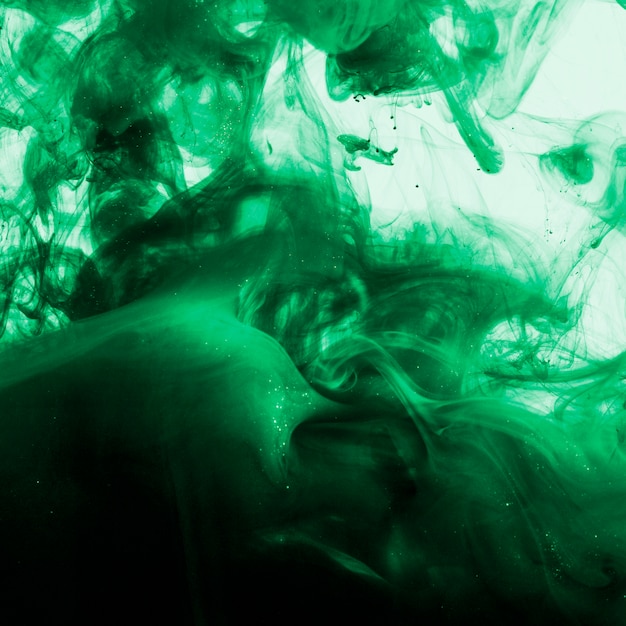 Nuage vert brillant d&#39;encre dans un liquide