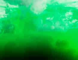 Photo gratuite nuage vert vif de brume dans un liquide