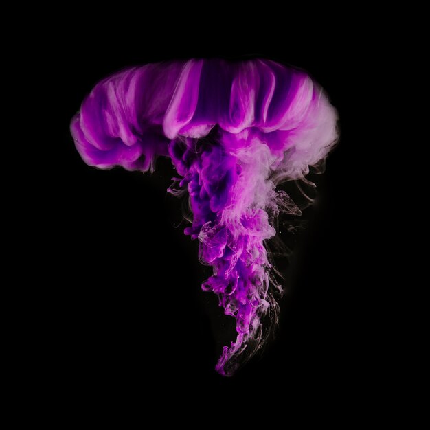 Nuage violet vif d'encre sur fond noir