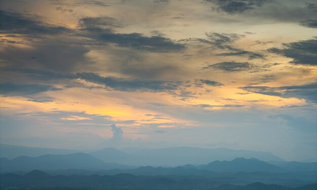 Les nuages ​​au coucher du soleil sur les montagnes