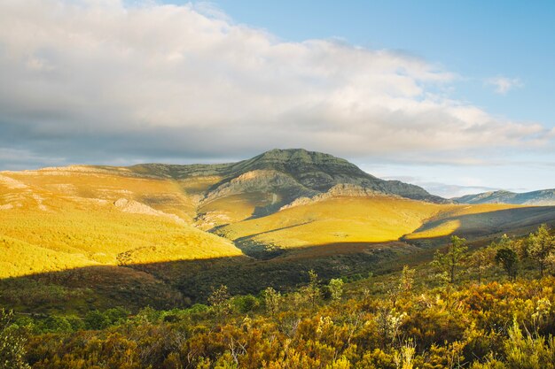 Nuages ​​au dessus de la colline