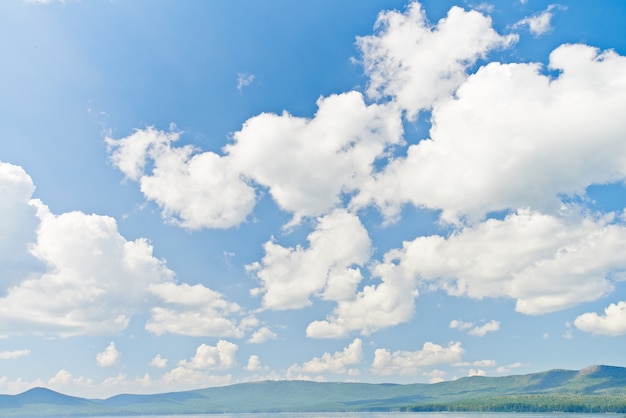 Photo gratuite nuages ​​dans le ciel bleu