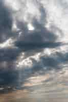 Photo gratuite nuages dans le ciel tir vertical