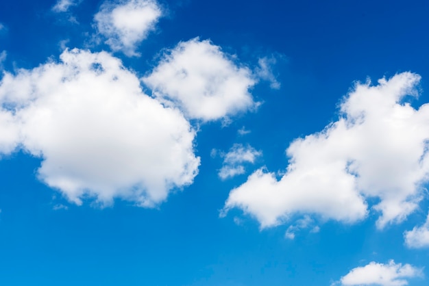 Nuages dans le fond d'écran du ciel bleu