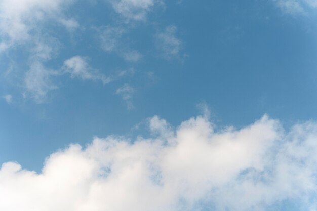 Nuages duveteux sur un ciel bleu