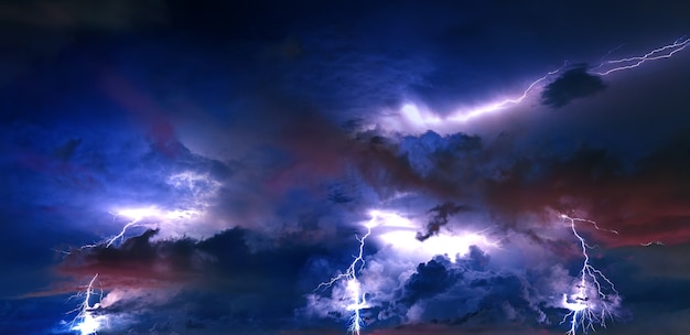 Nuages d'orage avec des éclairs la nuit.