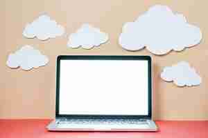 Photo gratuite nuages ​​de papier sur ordinateur portable