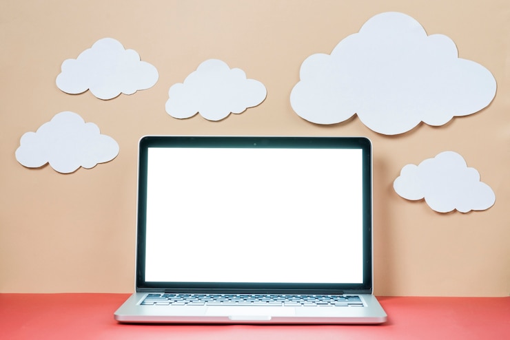 Photo gratuit nuages ​​de papier sur ordinateur portable
