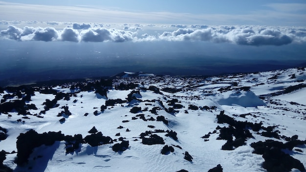 Photo gratuite nuages sur le paysage couvert de neige