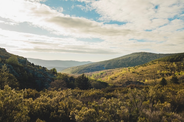 Photo gratuite nuages ​​sur un paysage vallonné