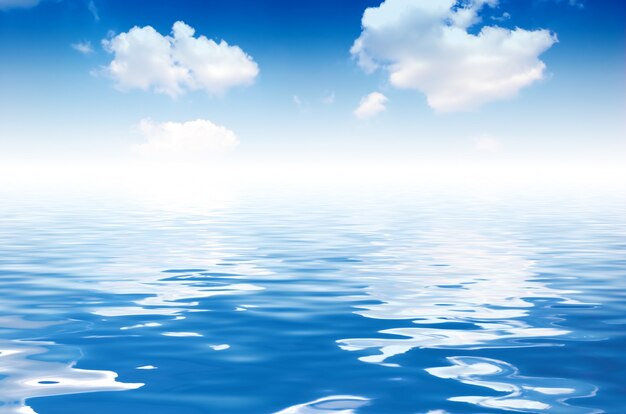 Les nuages ​​reflètent dans l&#39;eau de mer