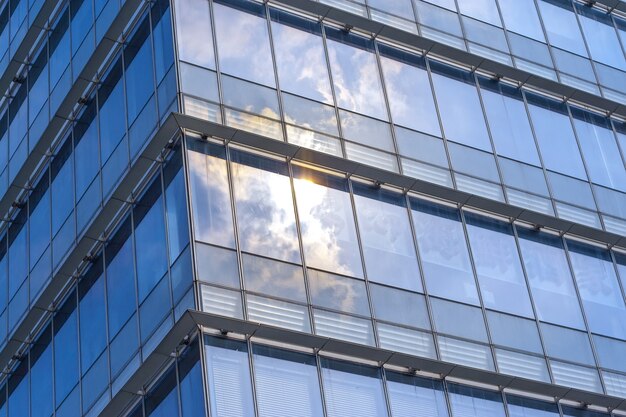 Les nuages ​​reflètent dans les fenêtres d&#39;un bâtiment contemporain