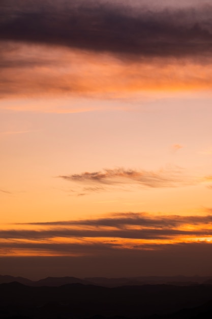 Nuances rose saumon avec nuages du ciel