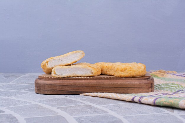 Nuggets frits sur une planche de bois