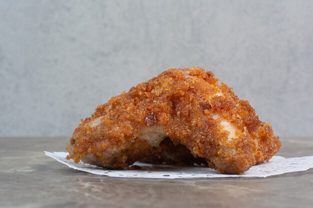 Nuggets de poulet frit sur table en marbre.