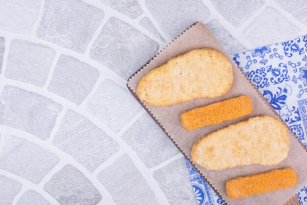 Nuggets de poulet et de poisson sur une planche de bois